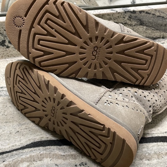 *RARE* UGG Cutout Short Boots - Picture 14 of 15